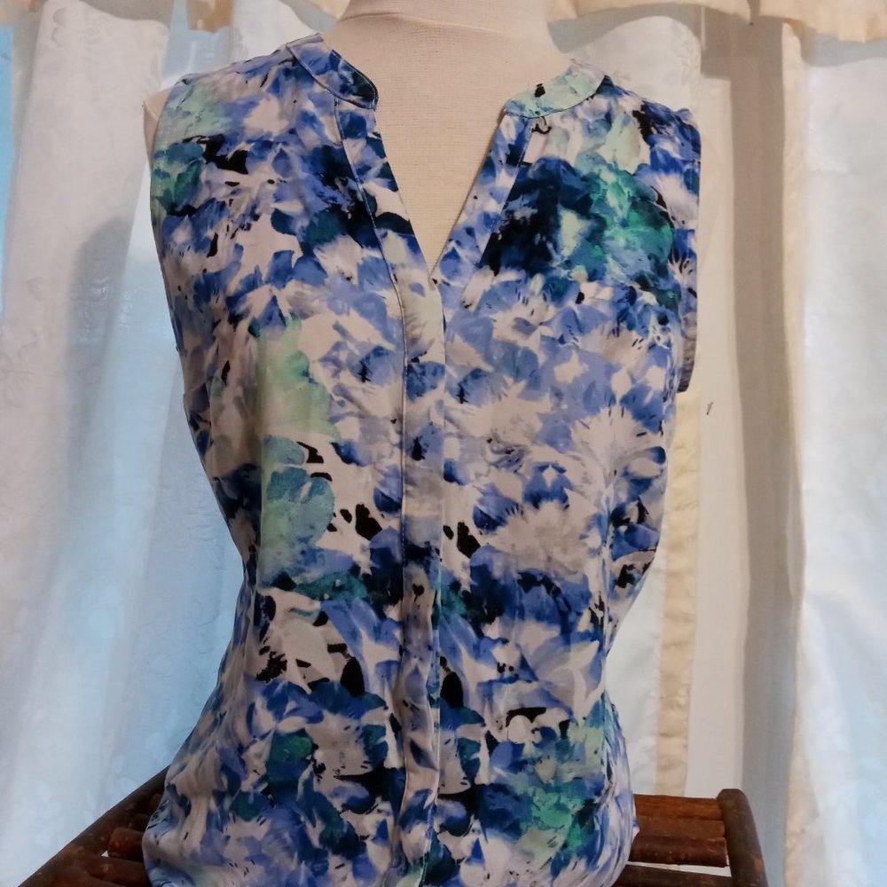Button Floral Top - Picture 2 of 14